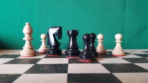 Juego de piezas simil staunton en madera de fresno natural y negro