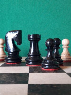 Juego de piezas simil staunton en madera de fresno natural y negro